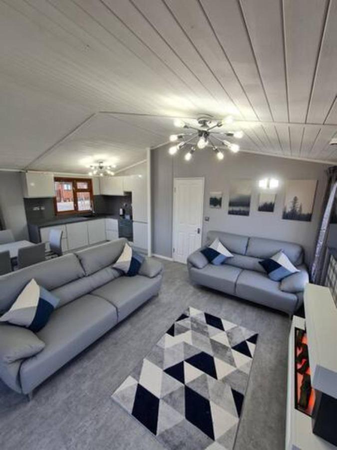 4 Bed Luxury Lodge With Hot Tub Near Lake District Warton Екстер'єр фото