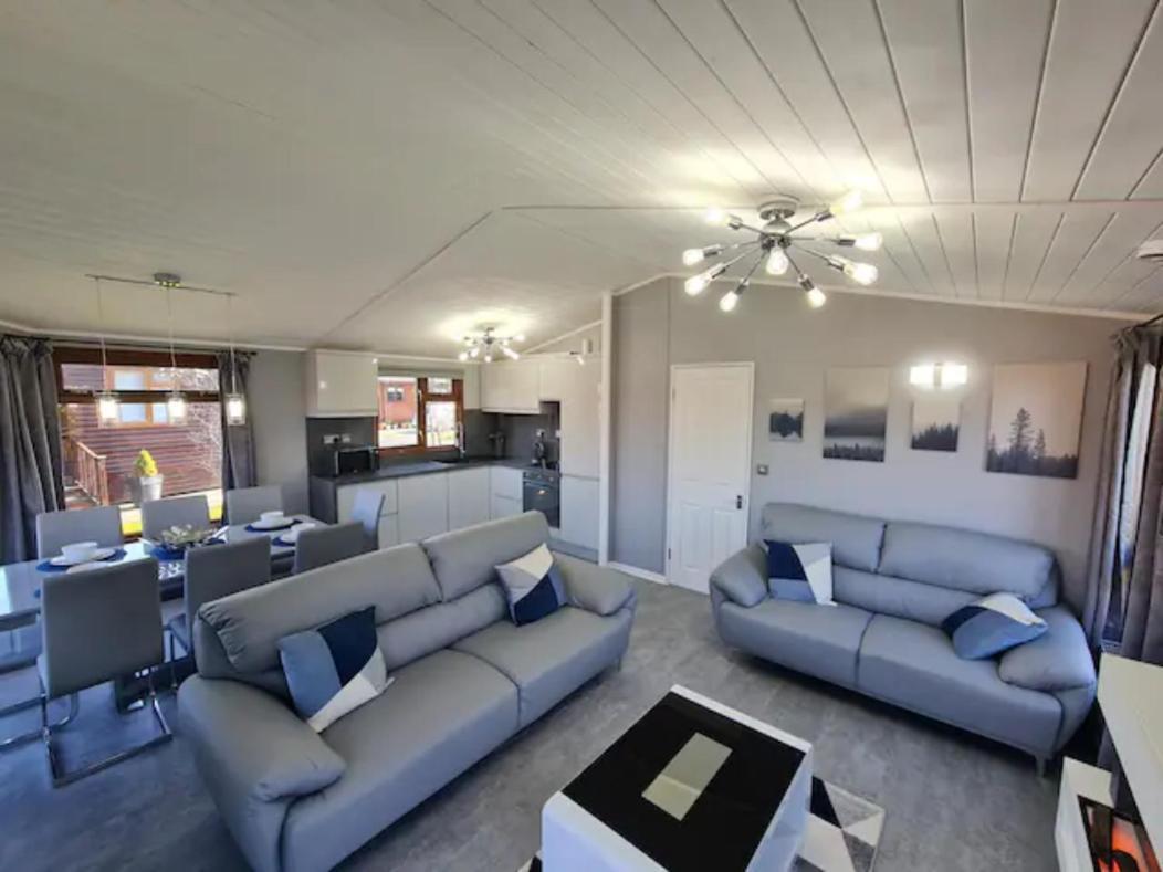 4 Bed Luxury Lodge With Hot Tub Near Lake District Warton Екстер'єр фото