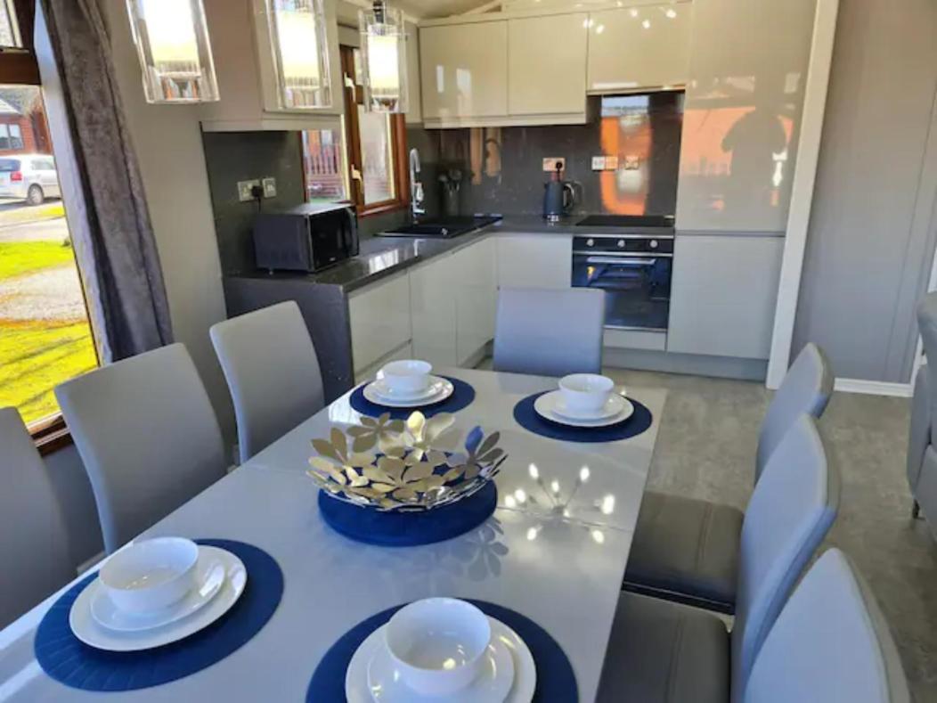 4 Bed Luxury Lodge With Hot Tub Near Lake District Warton Екстер'єр фото