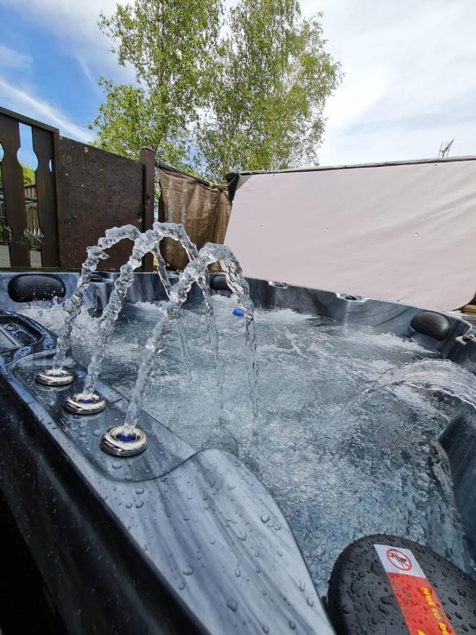4 Bed Luxury Lodge With Hot Tub Near Lake District Warton Екстер'єр фото