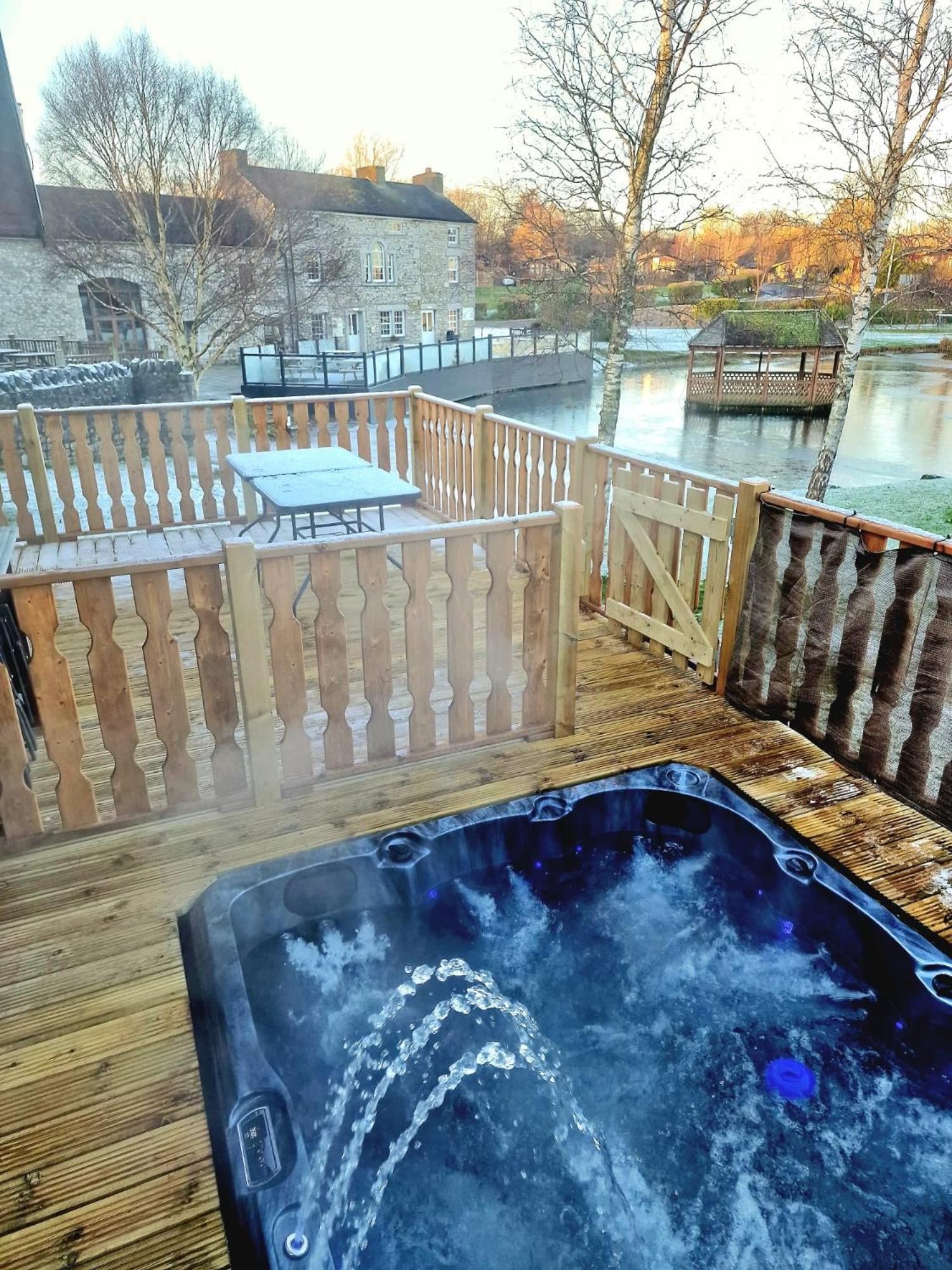 4 Bed Luxury Lodge With Hot Tub Near Lake District Warton Екстер'єр фото